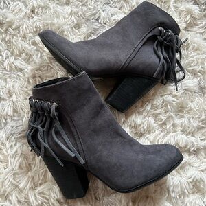 Carlos Santa Twilight Booties Gray Fringe Size 7 heeled